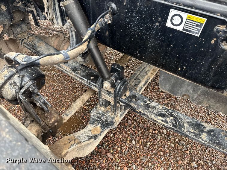 image for item DY6974 2017 Peterbilt 365 semi truck