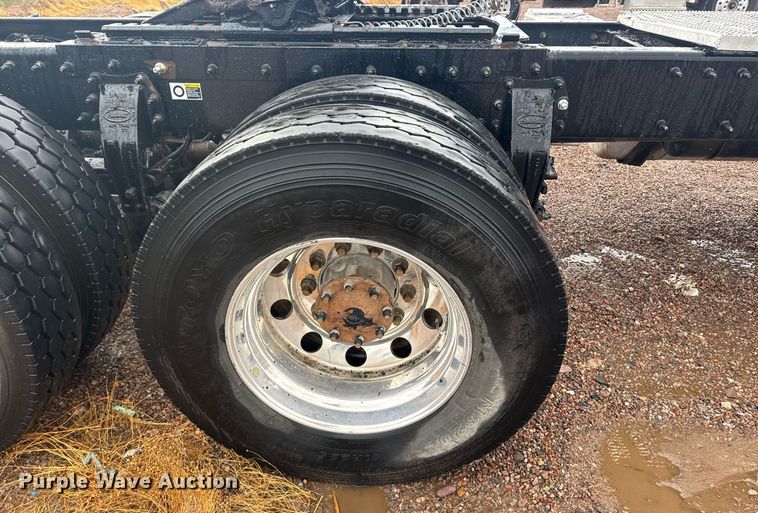 image for item DY6974 2017 Peterbilt 365 semi truck