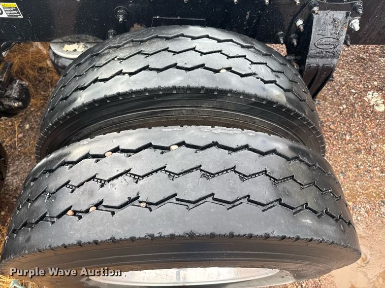 image for item DY6974 2017 Peterbilt 365 semi truck