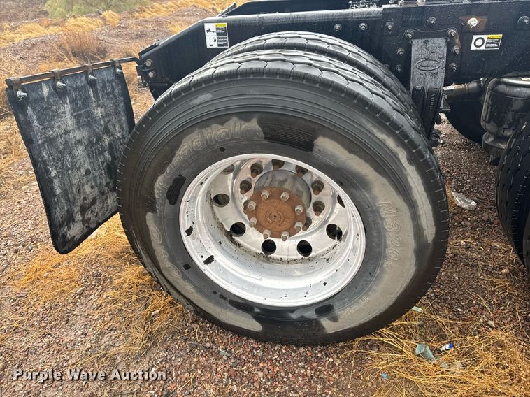 image for item DY6974 2017 Peterbilt 365 semi truck