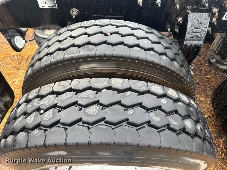 image for item DY6974 2017 Peterbilt 365 semi truck