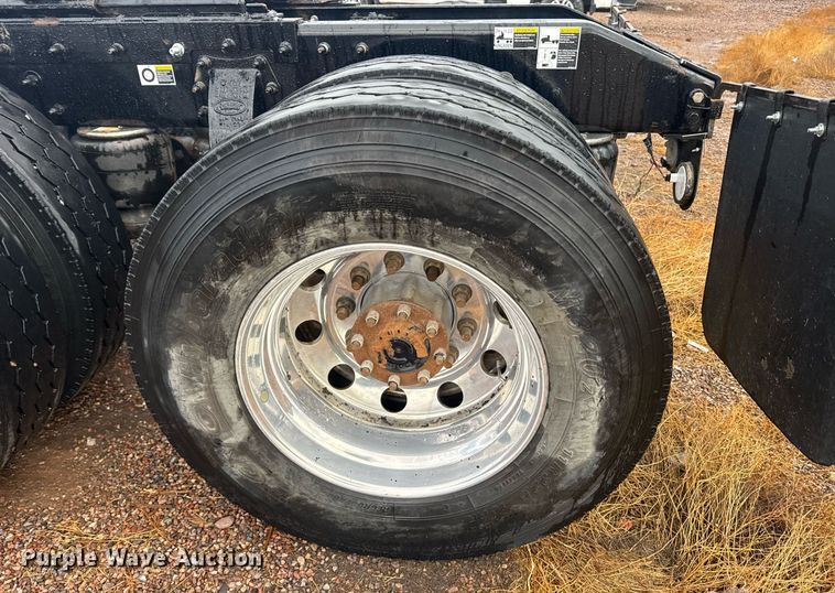 image for item DY6974 2017 Peterbilt 365 semi truck