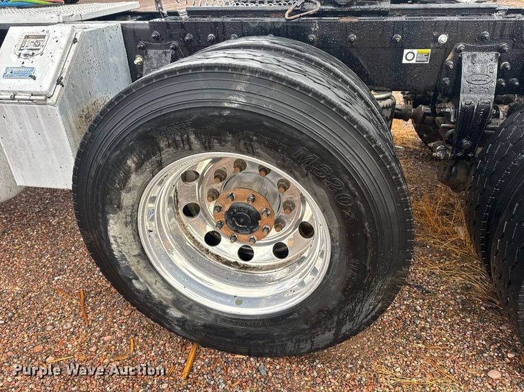 image for item DY6974 2017 Peterbilt 365 semi truck