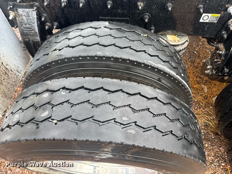 image for item DY6974 2017 Peterbilt 365 semi truck