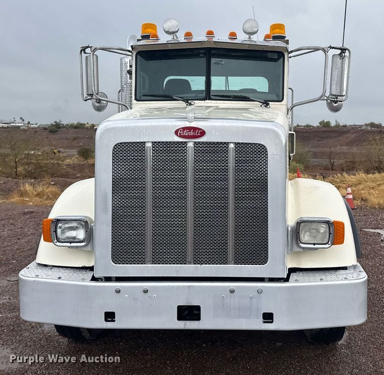 image for item DY6975 2017 Peterbilt 365 semi truck