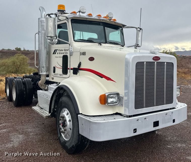 image for item DY6975 2017 Peterbilt 365 semi truck