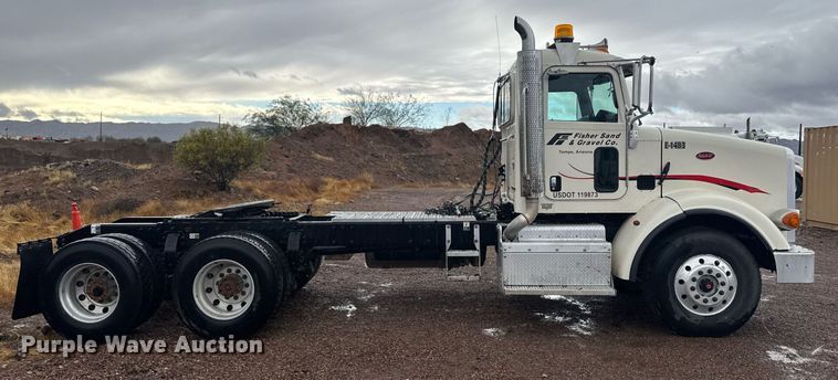 image for item DY6975 2017 Peterbilt 365 semi truck