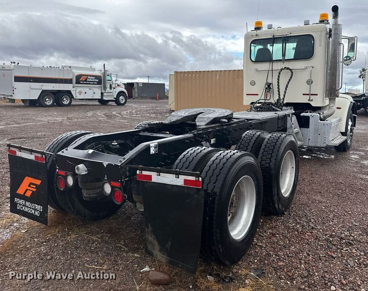 image for item DY6975 2017 Peterbilt 365 semi truck