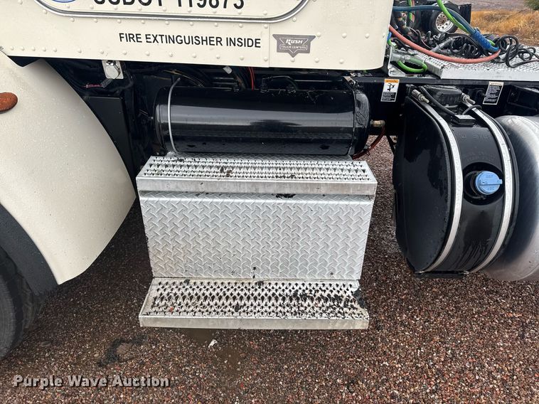 image for item DY6975 2017 Peterbilt 365 semi truck