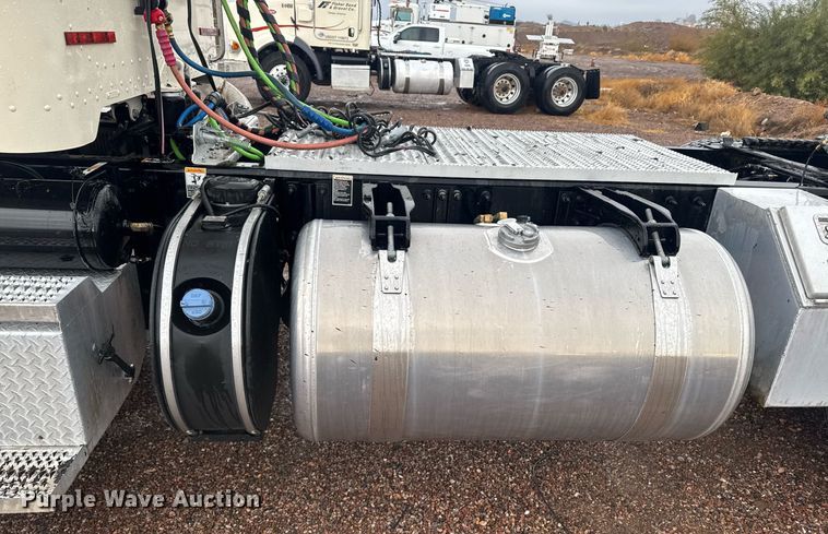 image for item DY6975 2017 Peterbilt 365 semi truck