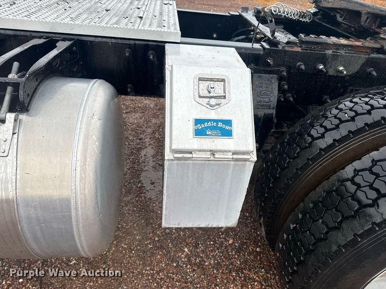 image for item DY6975 2017 Peterbilt 365 semi truck