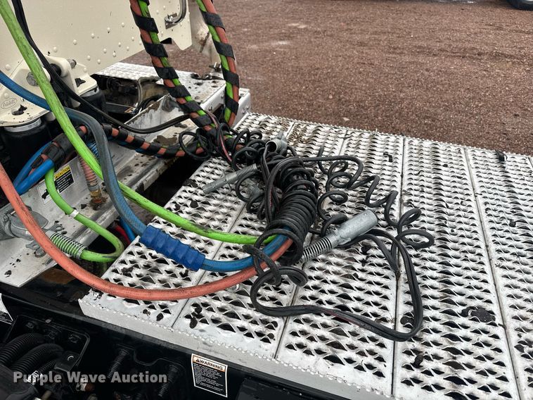 image for item DY6975 2017 Peterbilt 365 semi truck