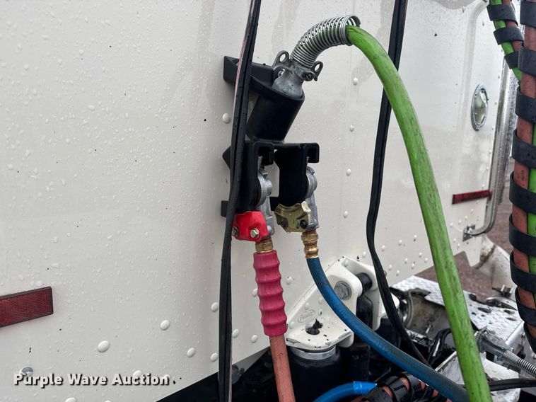 image for item DY6975 2017 Peterbilt 365 semi truck