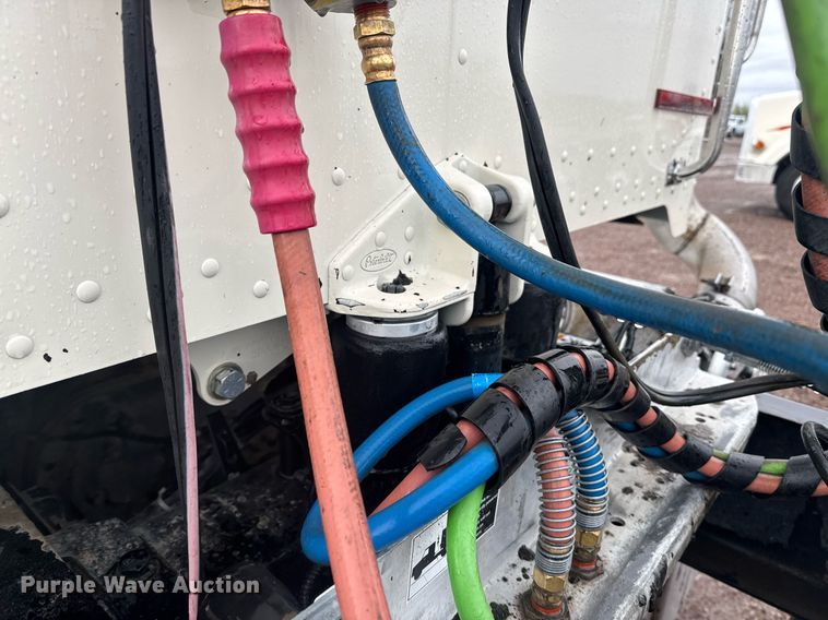 image for item DY6975 2017 Peterbilt 365 semi truck