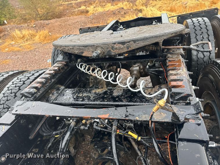 image for item DY6975 2017 Peterbilt 365 semi truck