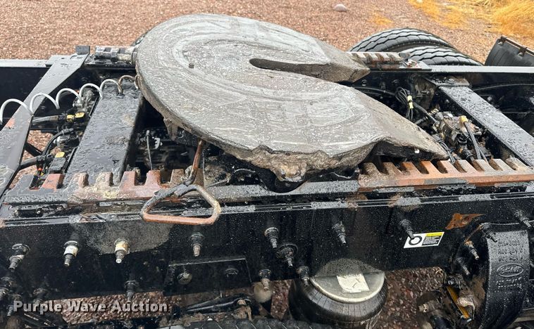 image for item DY6975 2017 Peterbilt 365 semi truck