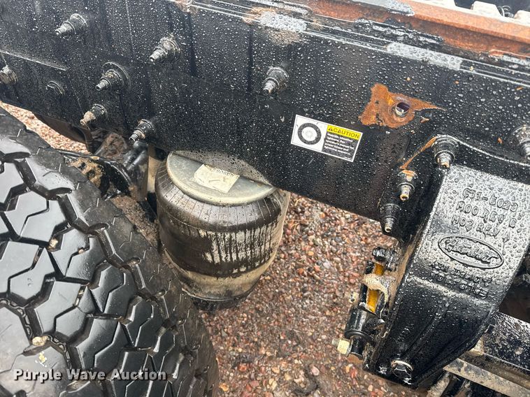 image for item DY6975 2017 Peterbilt 365 semi truck