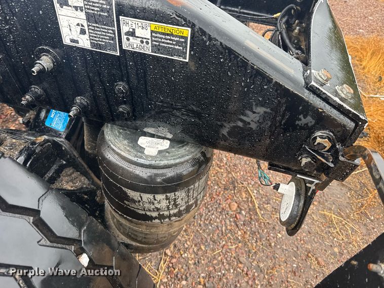 image for item DY6975 2017 Peterbilt 365 semi truck