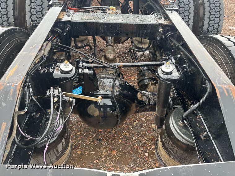 image for item DY6975 2017 Peterbilt 365 semi truck