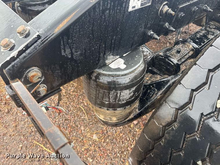 image for item DY6975 2017 Peterbilt 365 semi truck