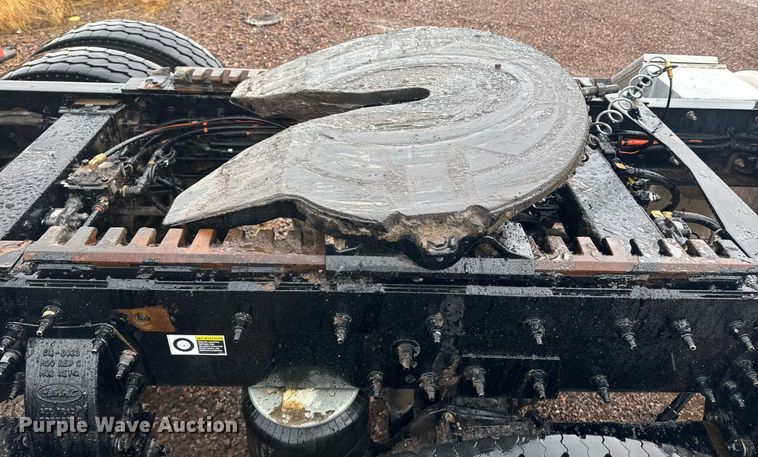 image for item DY6975 2017 Peterbilt 365 semi truck