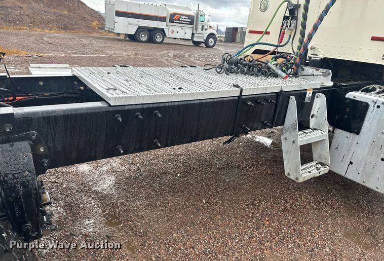 image for item DY6975 2017 Peterbilt 365 semi truck