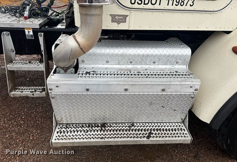 image for item DY6975 2017 Peterbilt 365 semi truck