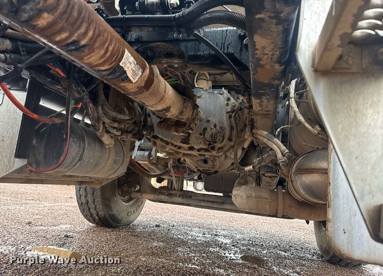 image for item DY6975 2017 Peterbilt 365 semi truck