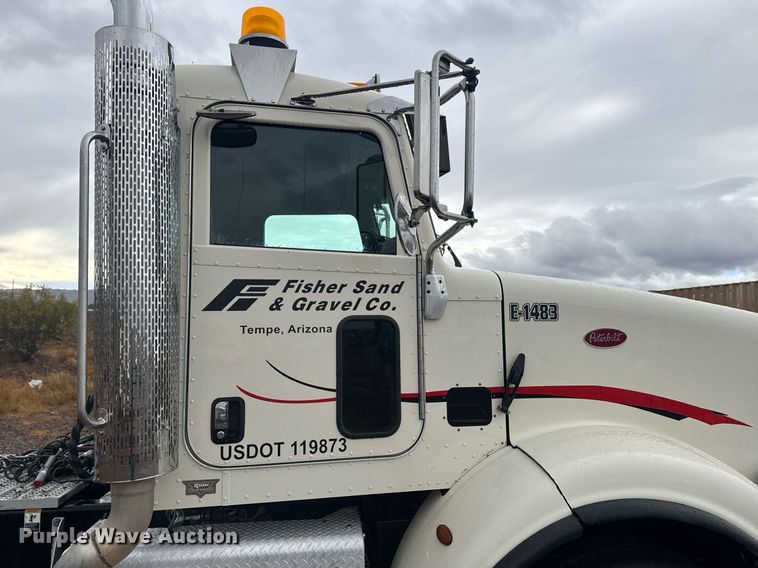 image for item DY6975 2017 Peterbilt 365 semi truck