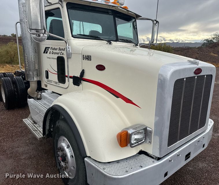 image for item DY6975 2017 Peterbilt 365 semi truck