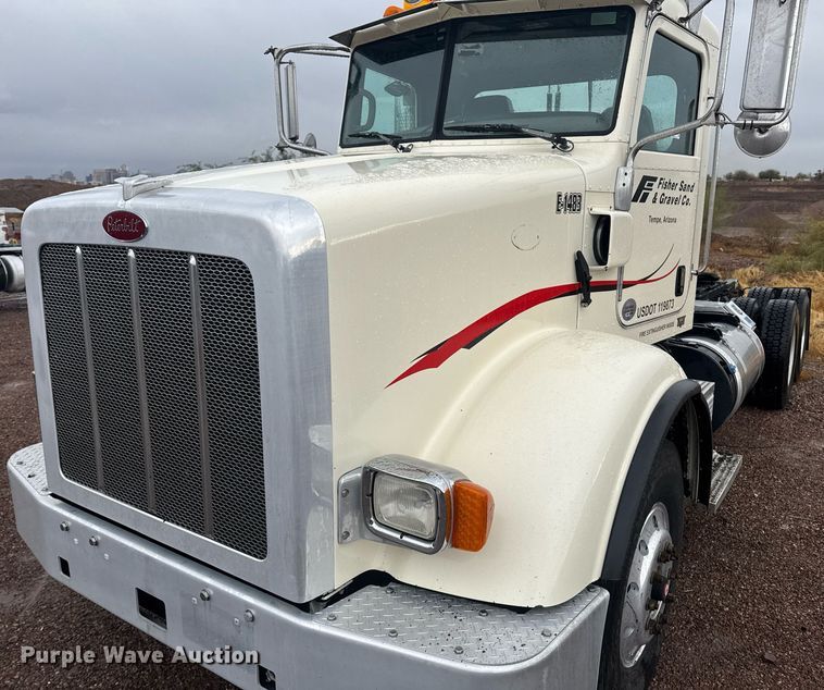 image for item DY6975 2017 Peterbilt 365 semi truck