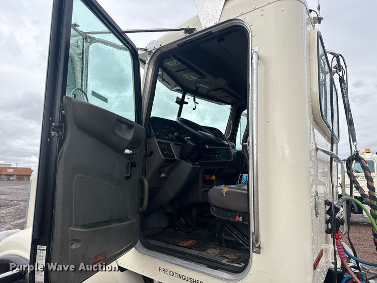 image for item DY6975 2017 Peterbilt 365 semi truck