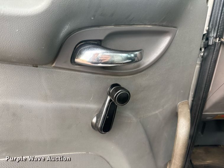 image for item DY6975 2017 Peterbilt 365 semi truck