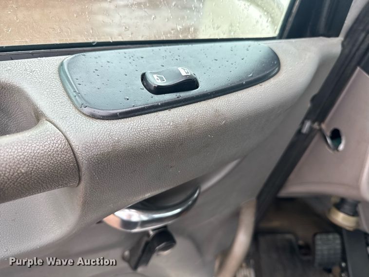 image for item DY6975 2017 Peterbilt 365 semi truck