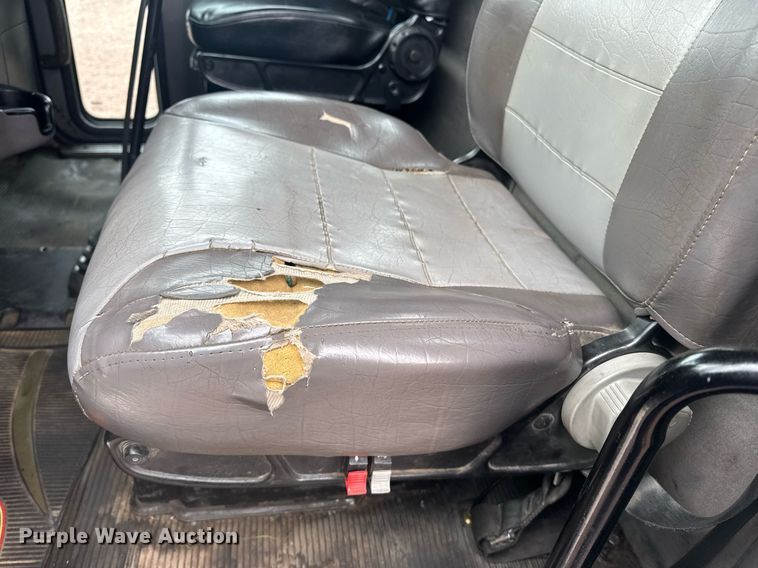 image for item DY6975 2017 Peterbilt 365 semi truck