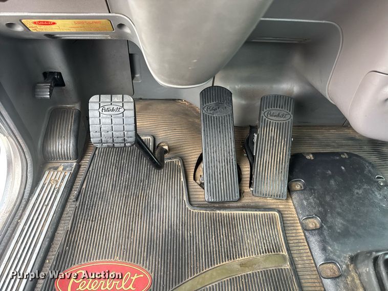 image for item DY6975 2017 Peterbilt 365 semi truck