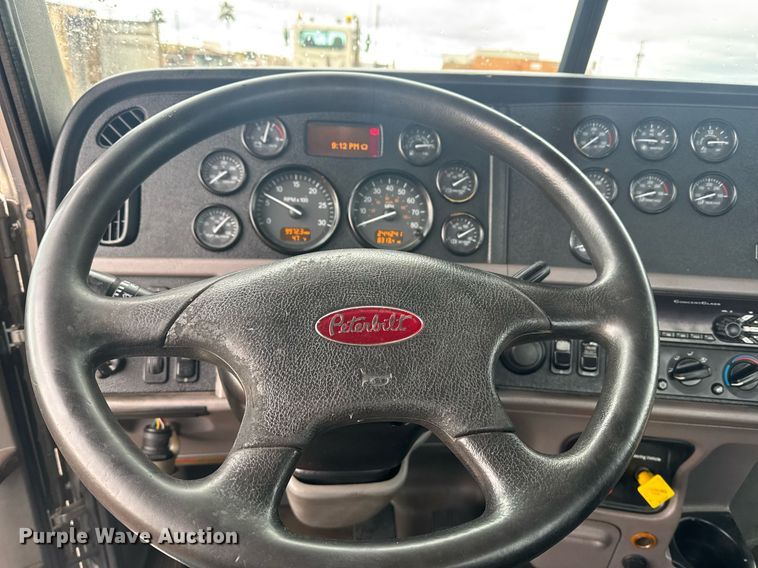 image for item DY6975 2017 Peterbilt 365 semi truck