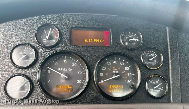 image for item DY6975 2017 Peterbilt 365 semi truck