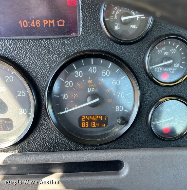 image for item DY6975 2017 Peterbilt 365 semi truck