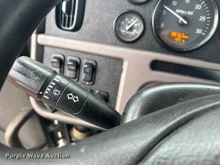 image for item DY6975 2017 Peterbilt 365 semi truck