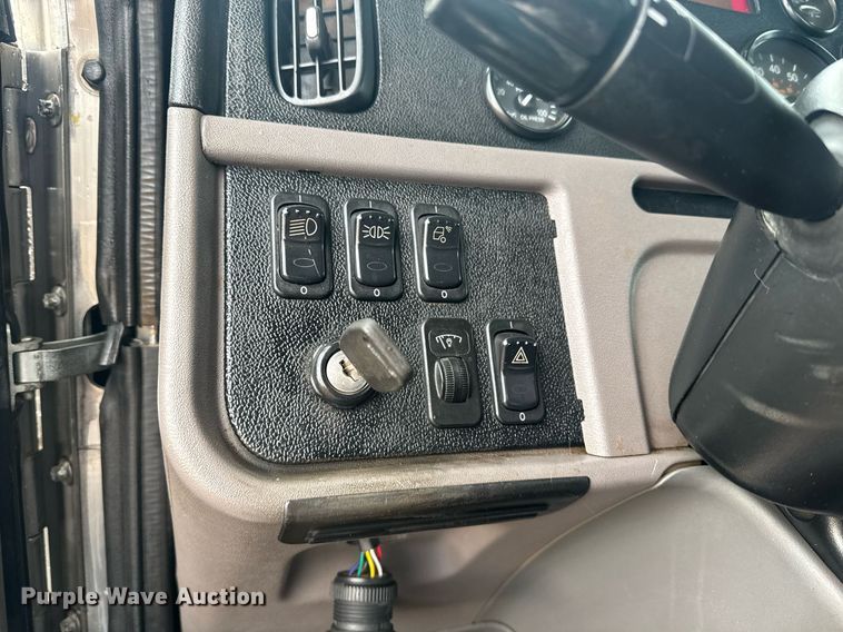 image for item DY6975 2017 Peterbilt 365 semi truck