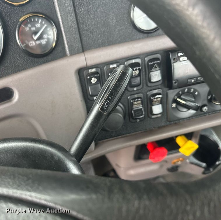 image for item DY6975 2017 Peterbilt 365 semi truck