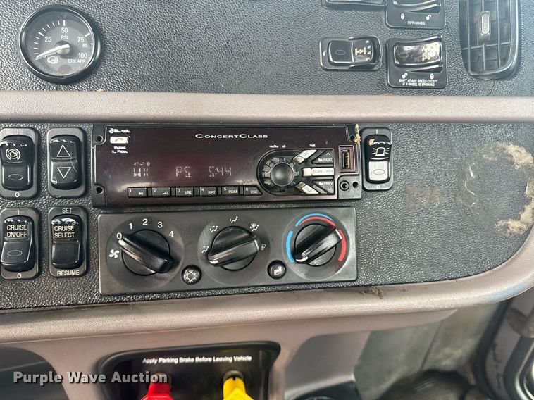 image for item DY6975 2017 Peterbilt 365 semi truck