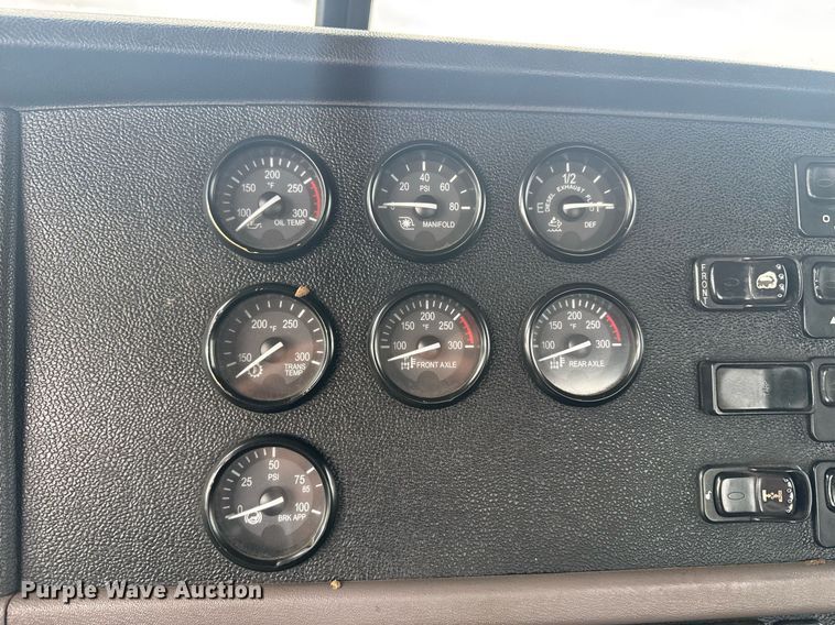 image for item DY6975 2017 Peterbilt 365 semi truck