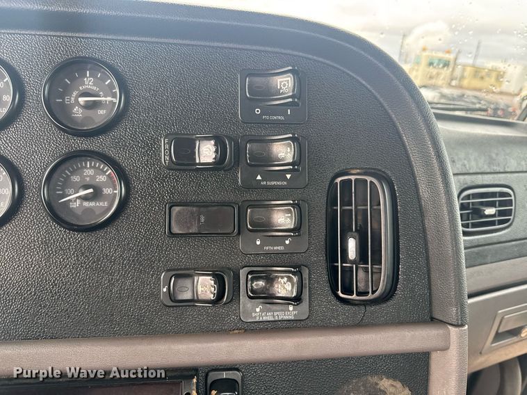 image for item DY6975 2017 Peterbilt 365 semi truck