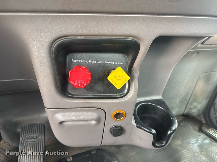 image for item DY6975 2017 Peterbilt 365 semi truck