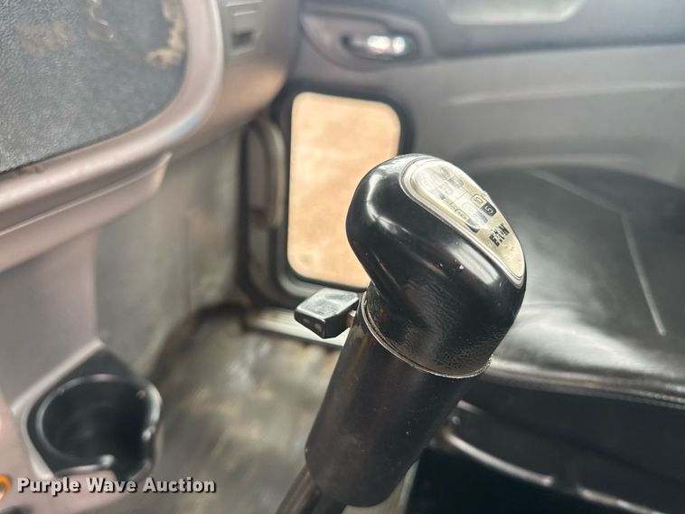 image for item DY6975 2017 Peterbilt 365 semi truck