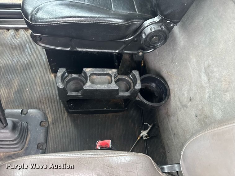 image for item DY6975 2017 Peterbilt 365 semi truck