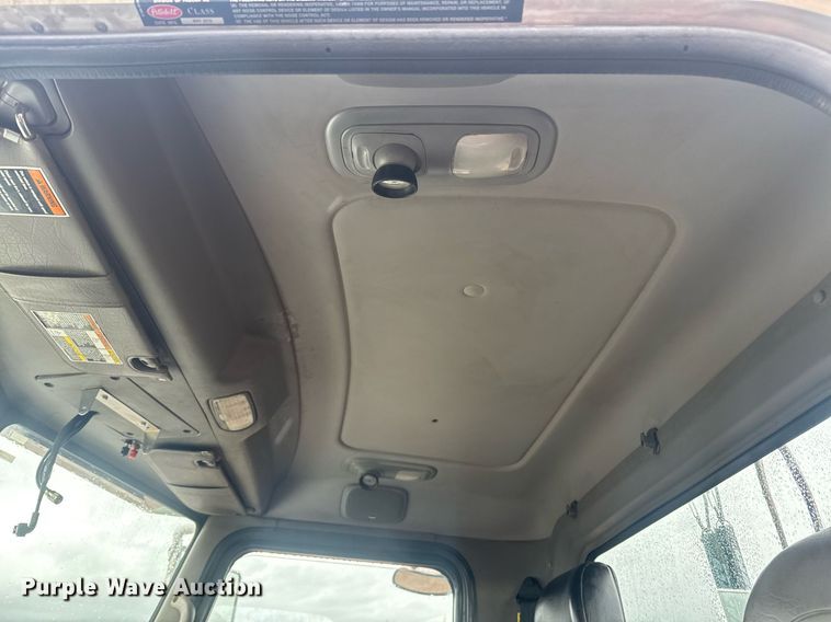 image for item DY6975 2017 Peterbilt 365 semi truck