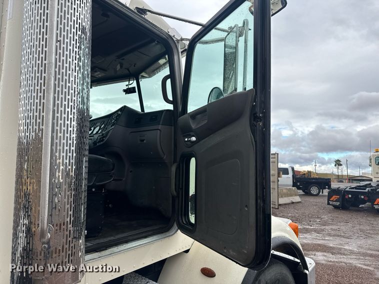 image for item DY6975 2017 Peterbilt 365 semi truck